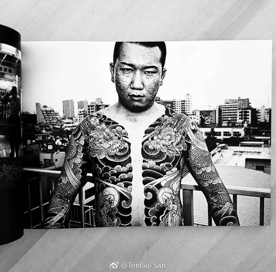 的获奖得主是韩国人梁丞佑以及他的作|新宿迷子|土门|黑社会_新浪新闻