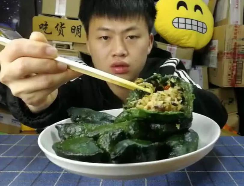 吃货明直播吃艾米果,网友看完都乐了:这不就是原谅色饺子吗