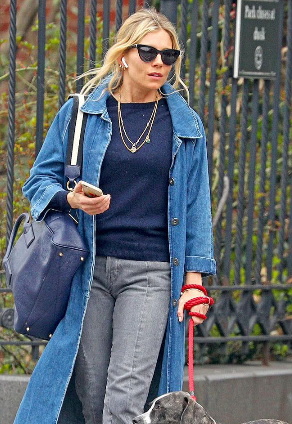 西耶娜秀发遮面随性靓丽 边遛狗边听歌享受悠闲时光