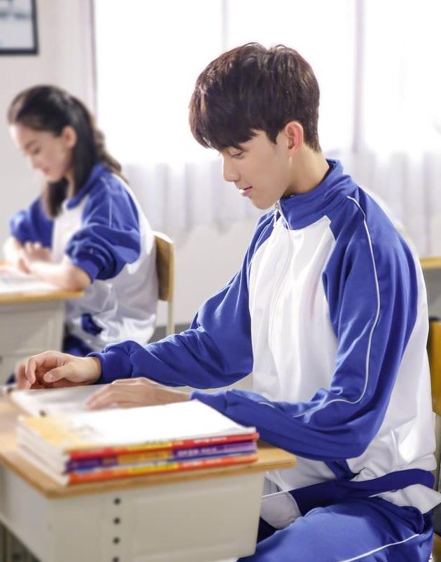 19岁的吴磊冷冽少年如此会穿,不管是正装还是私服都能驾驭超时髦