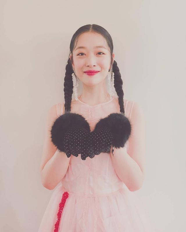 崔雪莉仙女裙造型配麻花辫甜到齁,搭配毛手套变成了"喵星人"