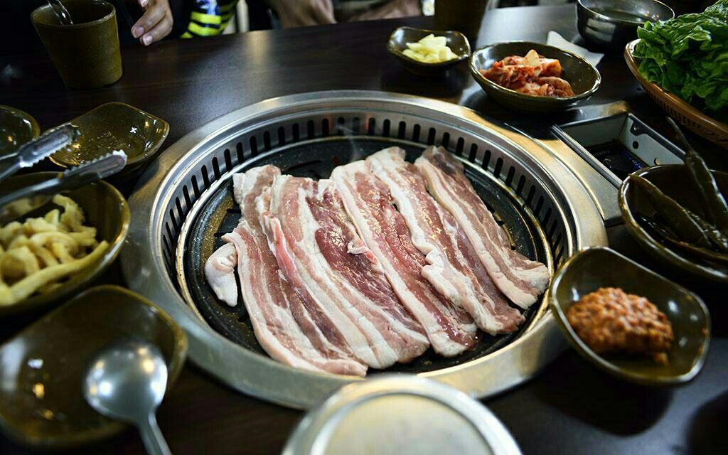 烤肉韩国的最好吃? 韩国人吃了中国烤肉后说: 不想回国了!