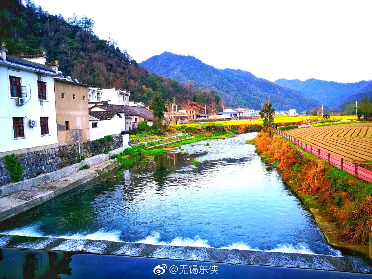 傍晚的安徽黟县柯村,一人悠然散步田野间,看着暮色西沉
