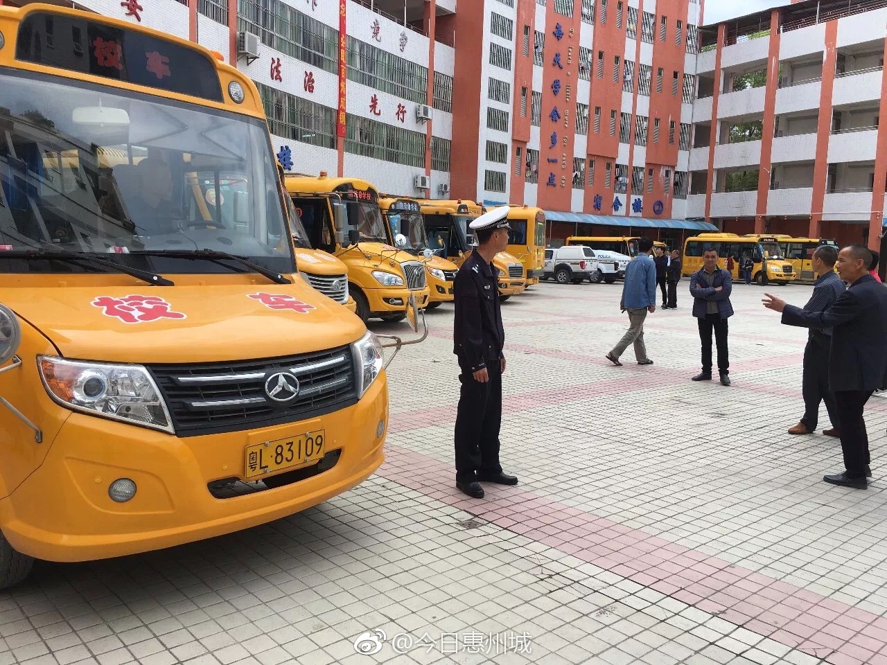 惠东吉隆这个学校 一下子来了很多交警
