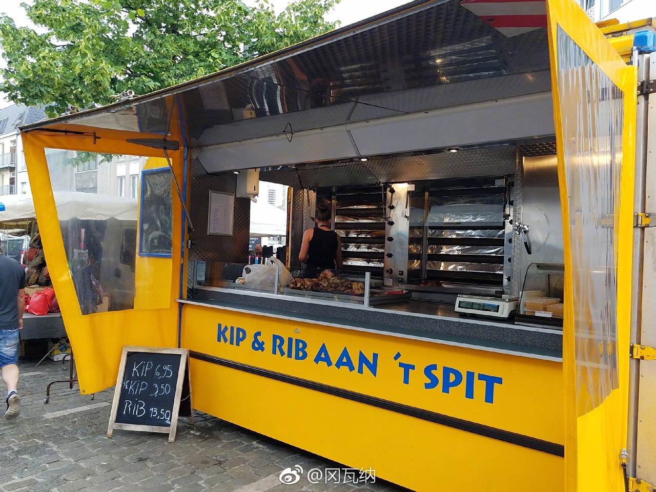 这种自带棚子的货摊车,真有点想要