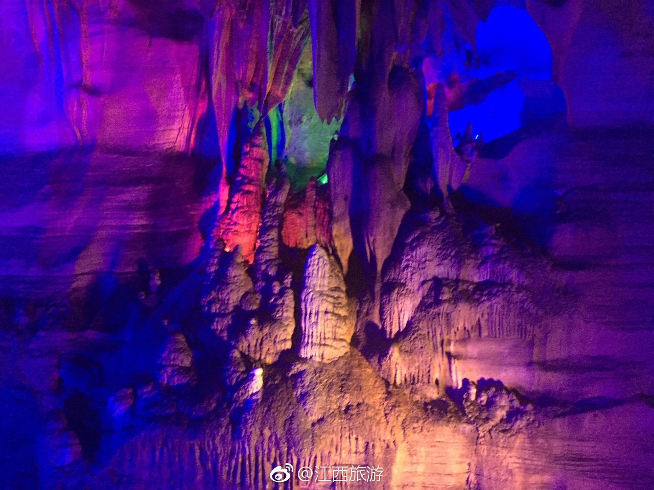 还记得《西游记》里的"东海龙宫"吗?就是这里---龙宫洞