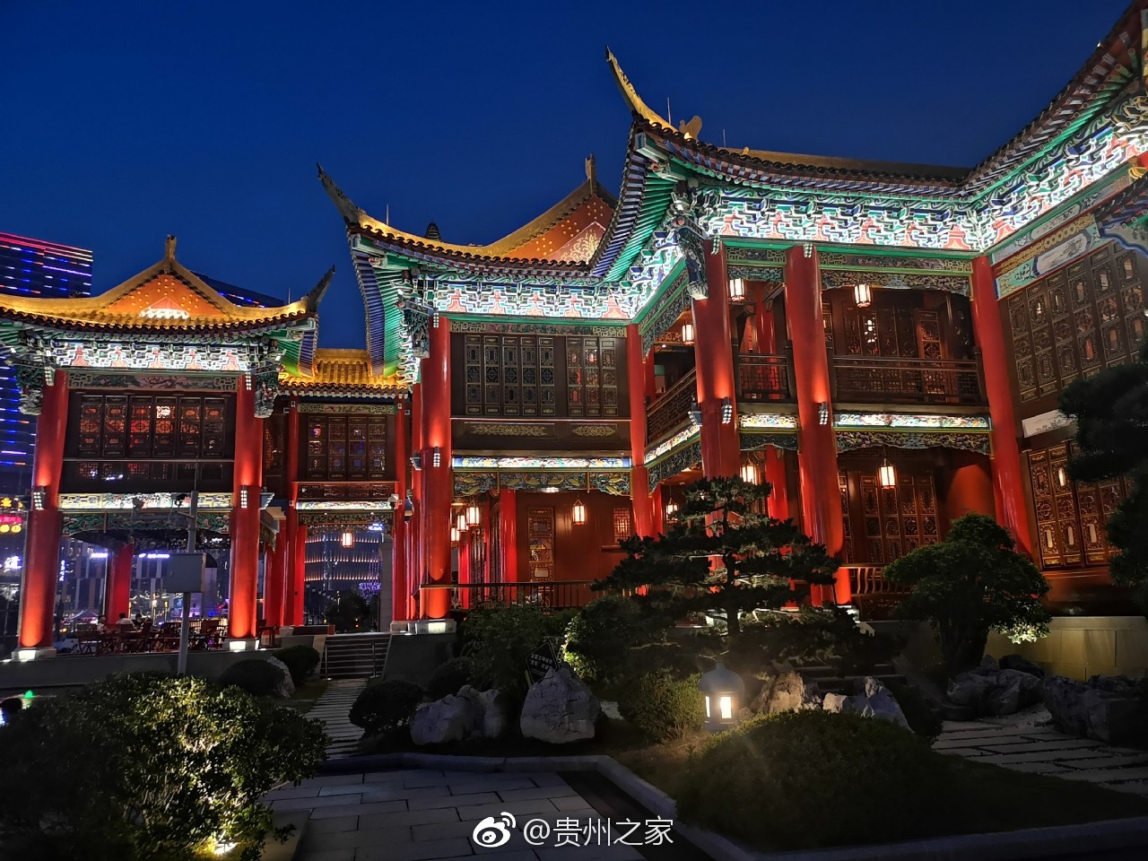 贵阳未来方舟戏台夜景真美爽爽贵阳漫步云岩夜景美吗
