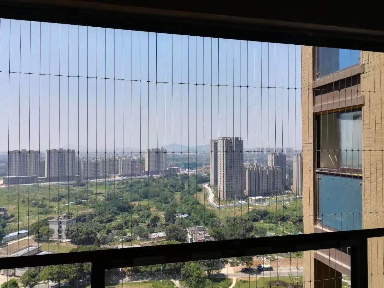 家里阳台别再傻傻装防盗网了,聪明人都装这种,让人眼前一亮