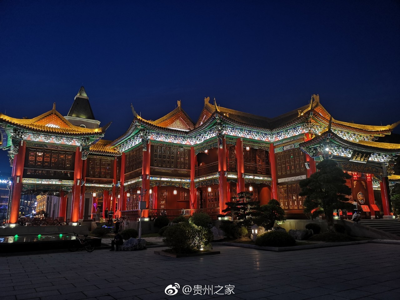 贵阳未来方舟戏台夜景真美爽爽贵阳漫步云岩夜景美吗