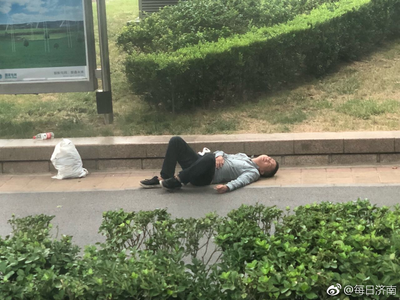 纬二路一男子痛苦倒地 无人问津
