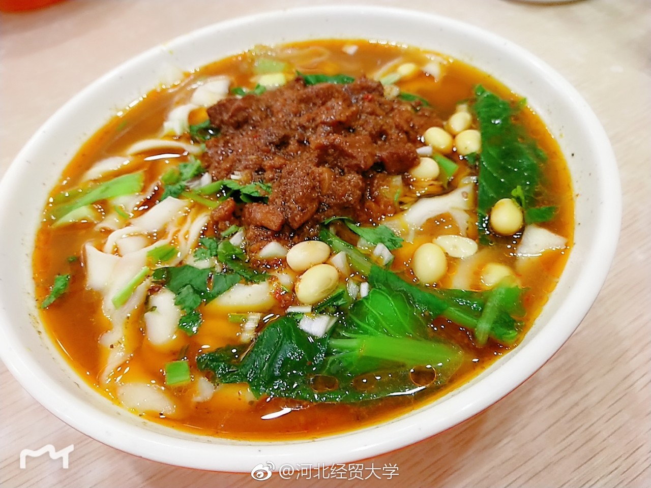 刀削面入锅,在烧开的汤里翻腾,厚重感裹挟着更多卤肉入口