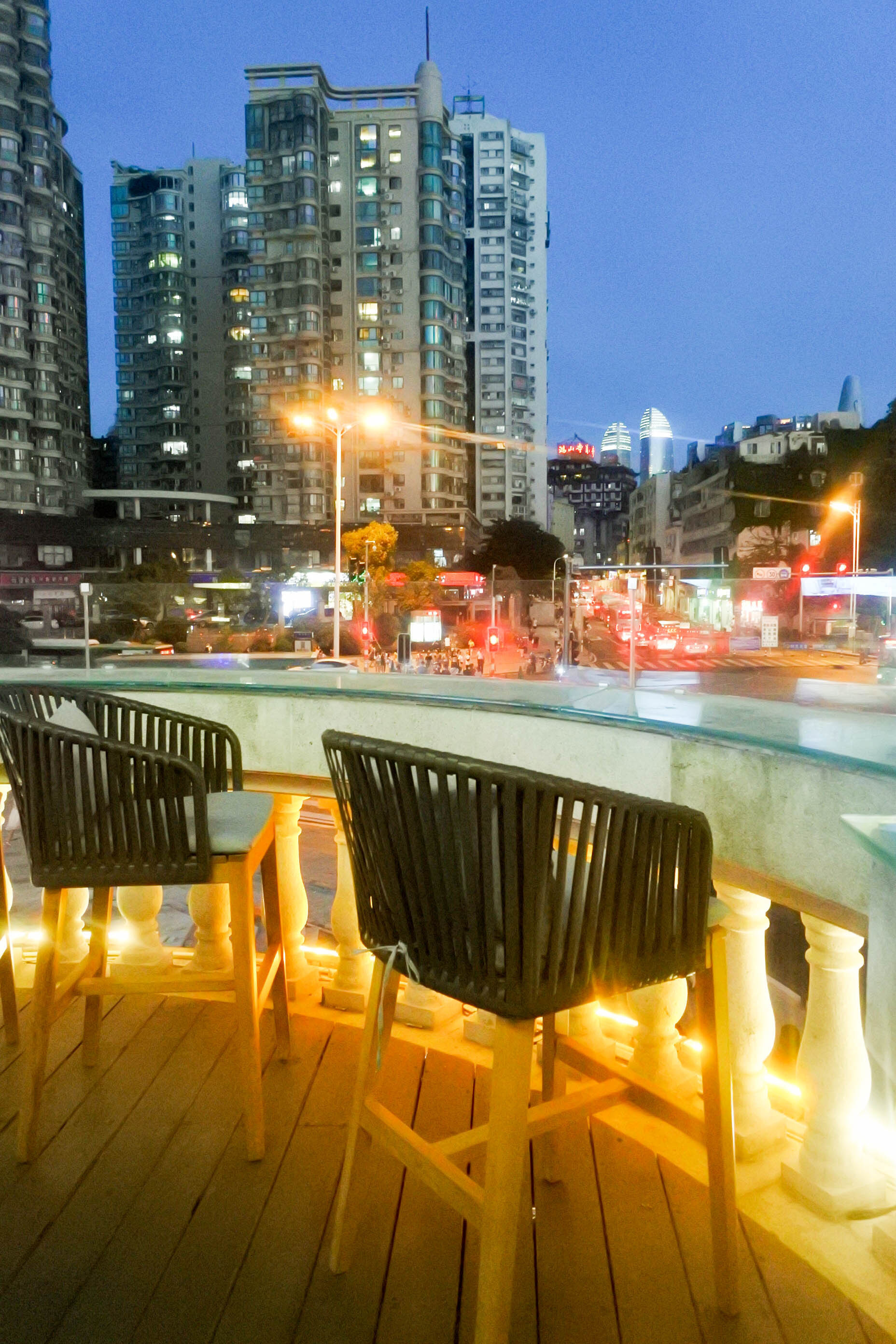 夏日的夜晚约上朋友来到顽啤狗精酿餐厅开心畅饮吧