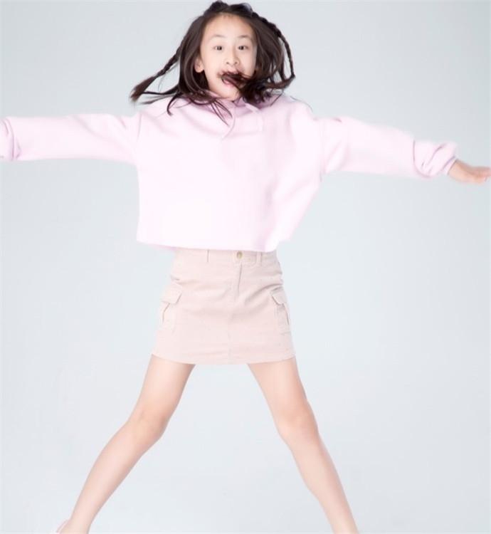 田亮10岁女儿森碟穿着太成熟被批? 网友: 她还只是个孩子