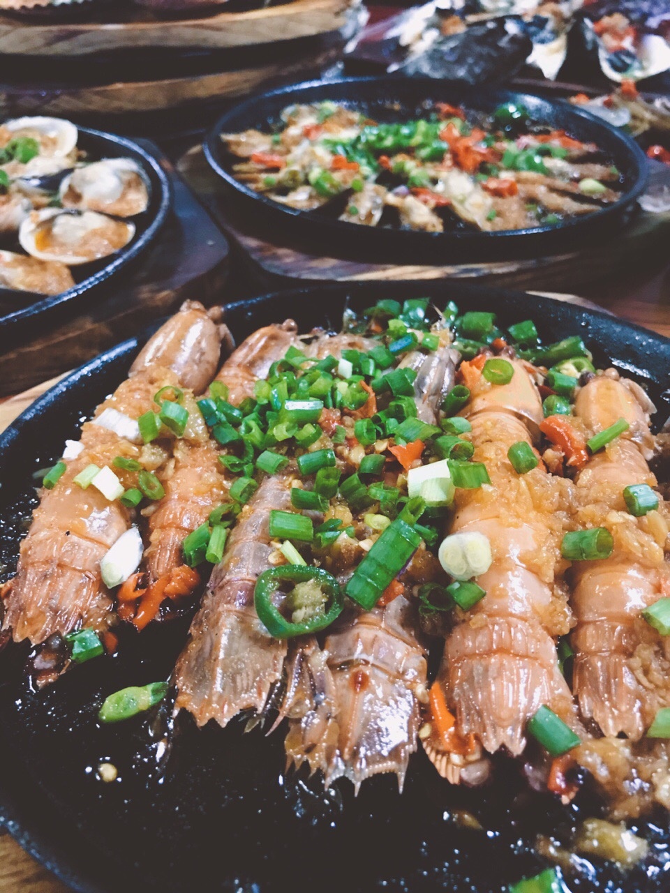 带朋友又来这家铁板烧海鲜店,街巷里的美食太美味