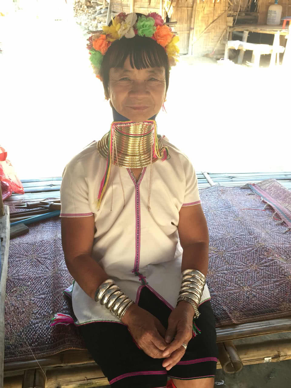 走进神秘长颈族部落取下铜环的样子太可怕