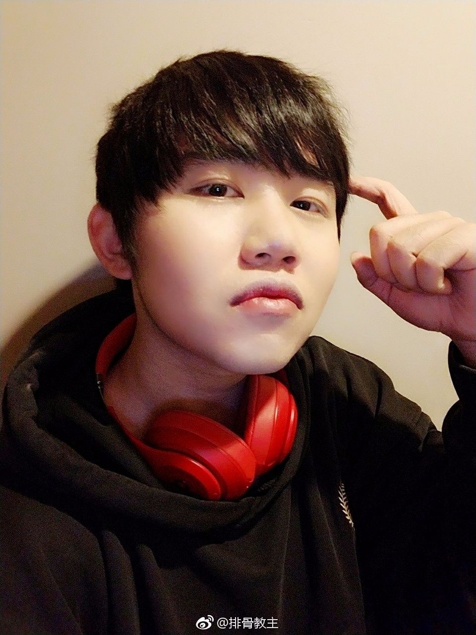 冯提莫停播,"双声鬼才"排骨教主乘虚而入宣布5月11日斗鱼首播