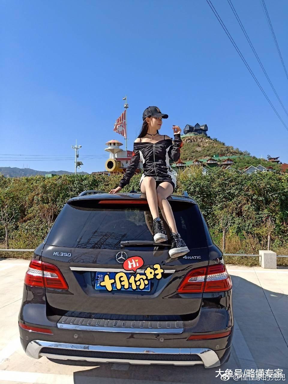 略懂时尚女人自拍: 长腿女人坐在车顶上 大长腿连衣短裙都不顾
