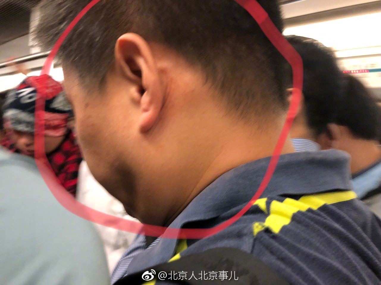 网友投稿今早在4号线一下遇见两个猥琐男地铁上顶姑娘屁股