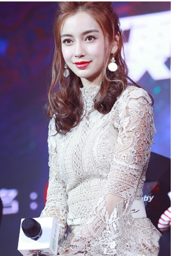 angelababy身穿白色蕾丝长裙亮相综艺节目 扎着半丸子头烈焰红唇