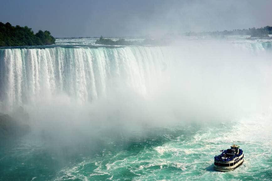 感受"雷神之水"天上来的壮阔,在彩虹桥上一不小心就越过边境
