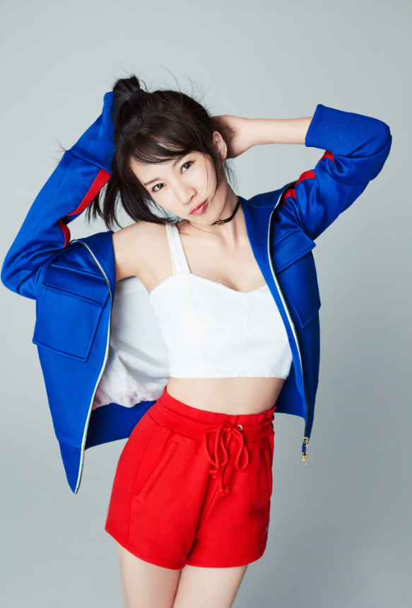 李念白色背心搭配红色运动短裤,网友:真美