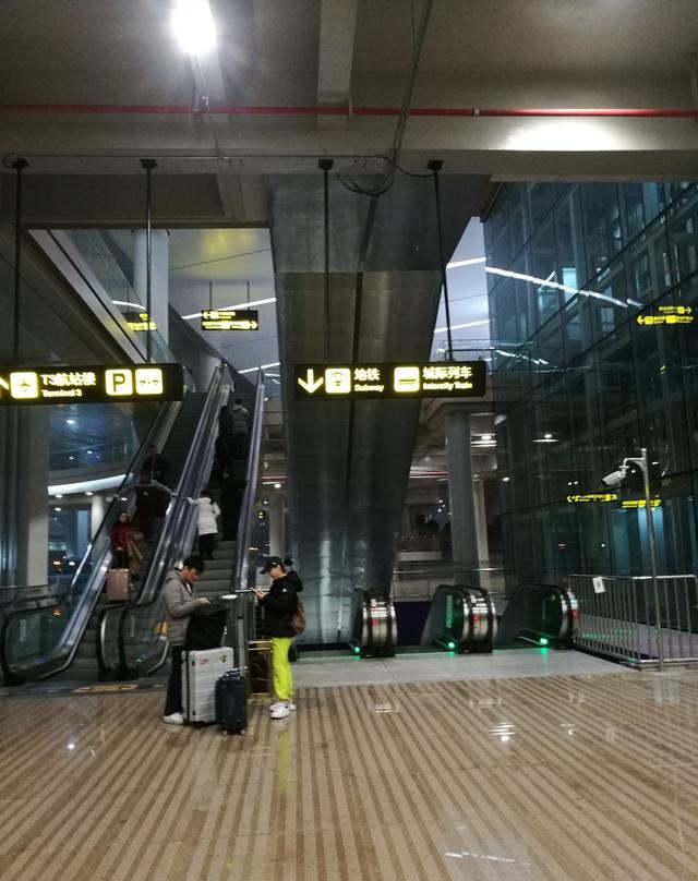 厅出站扶梯上来就能看到指示牌3号线终点站(江北机场2号航站楼)下车后