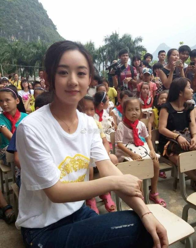 赵丽颖山区公益,网友:正能量偶像,笔芯