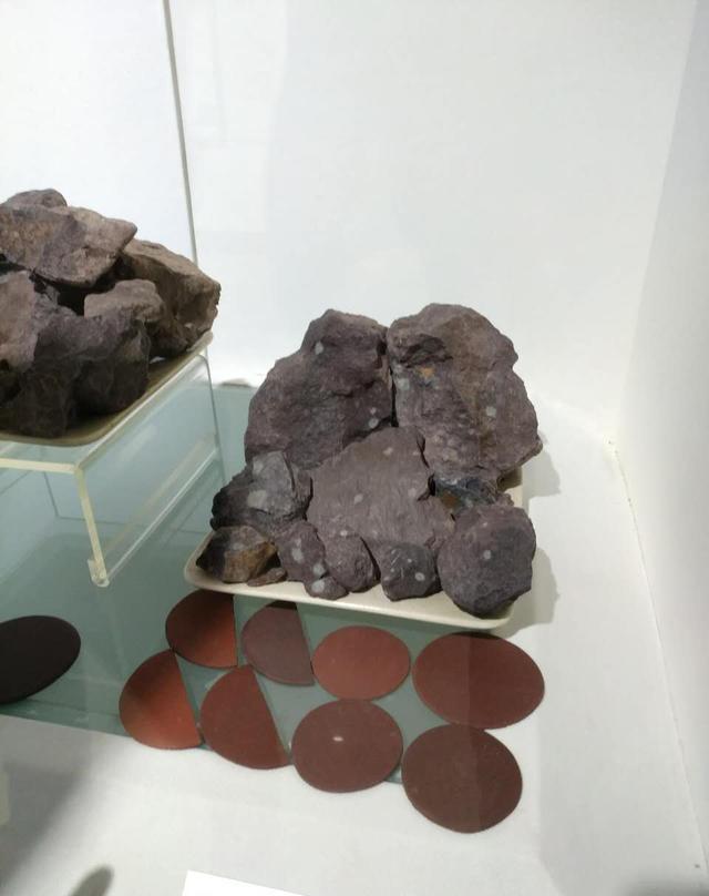 近年黄龙山四号井因故塴蹋而封井,矿石日益短缺,故"底槽青"愈显珍贵