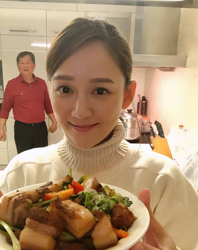 陈乔恩手捧红烧肉自拍却被老爸抢了镜,最后一句话才是重点吧!