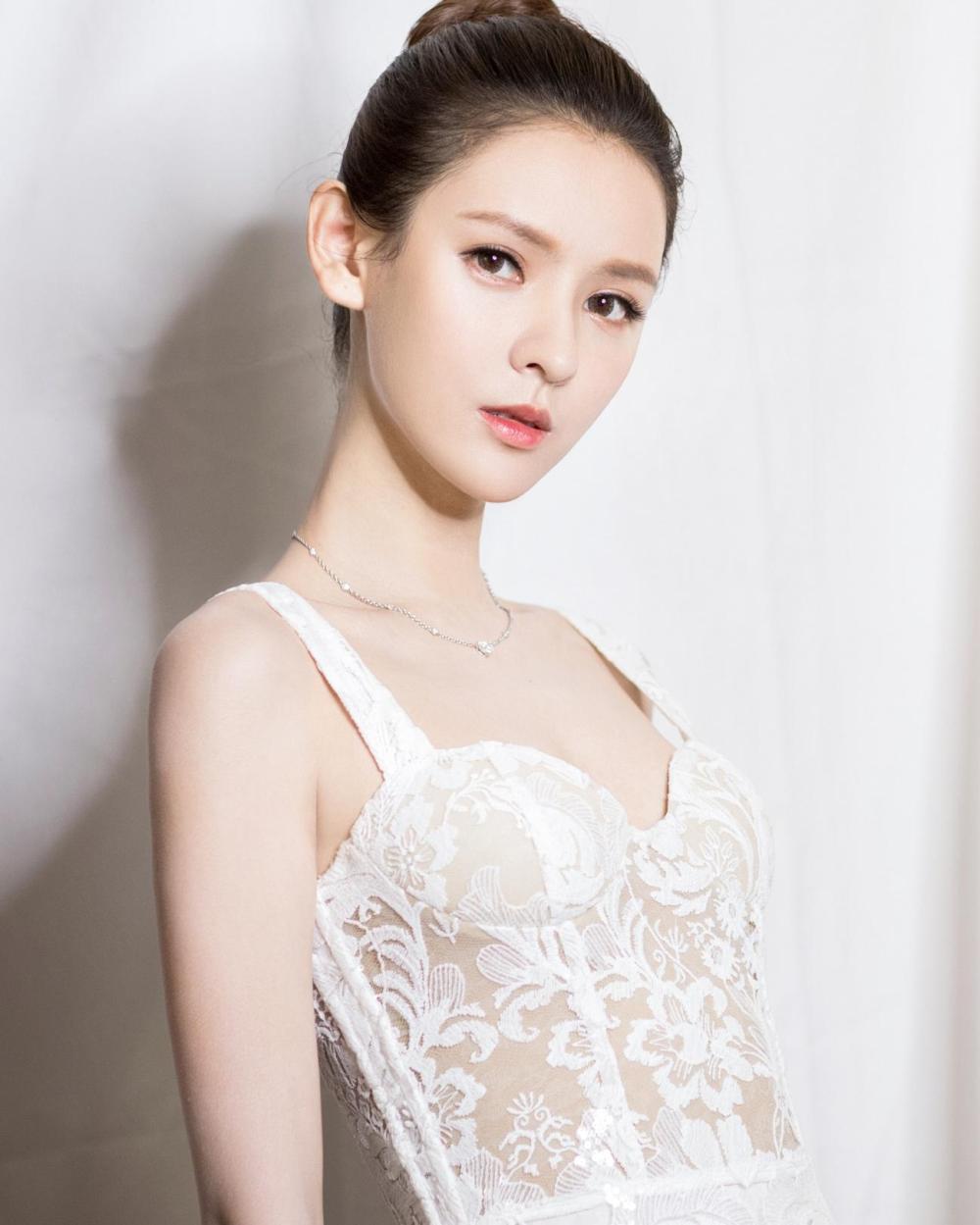 张予馨只穿黑色裹胸,上身清凉,马甲线惊艳众人,陈柏融一路紧跟