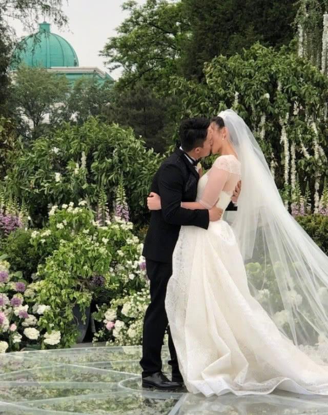 惠若琪婚礼现场高清大图深情拥吻甜蜜众人