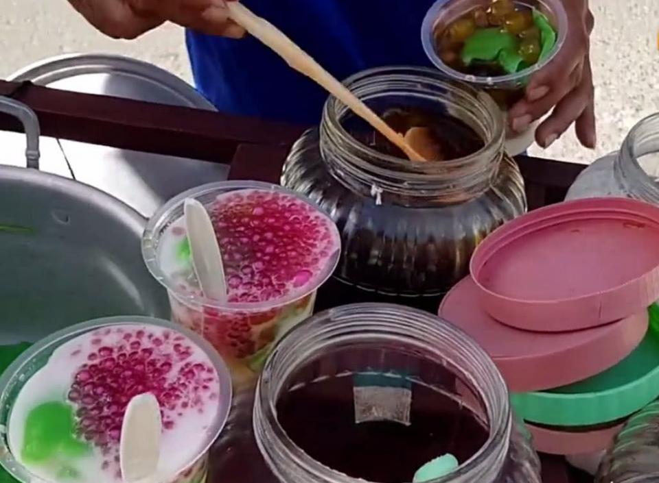 印度街头现场制作冰粥,看起来五颜六色,就问你敢不敢吃