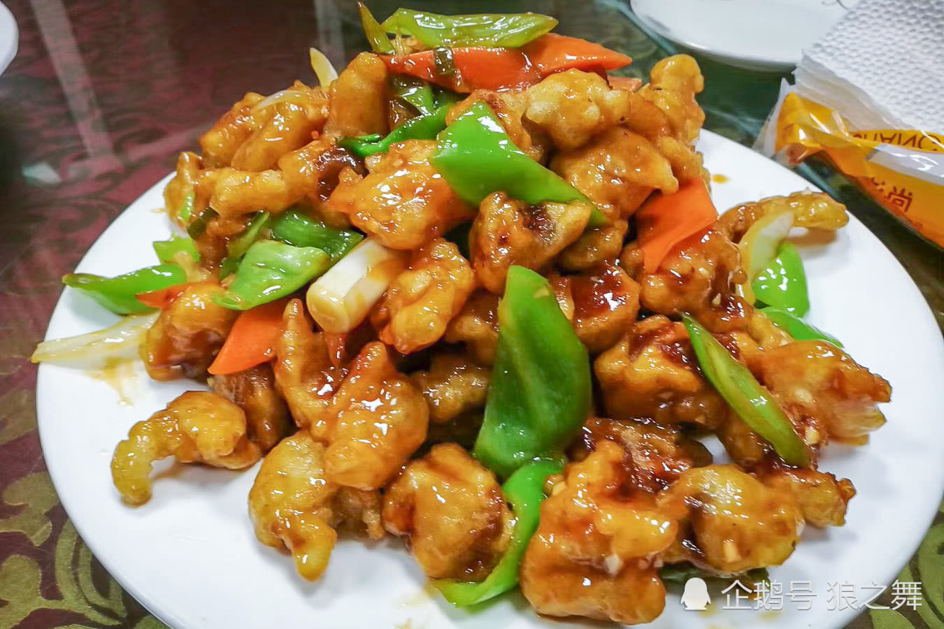 铁锅烧鱼酱香浓郁,鱼肉入口软而不散,鱼骨酥软,这鱼熇得很是讲究.