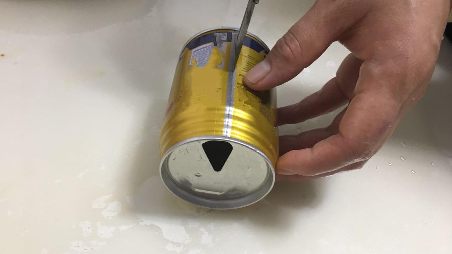 易拉罐不要扔掉了割几刀放在厨房里太实用了全家人都要抢着用