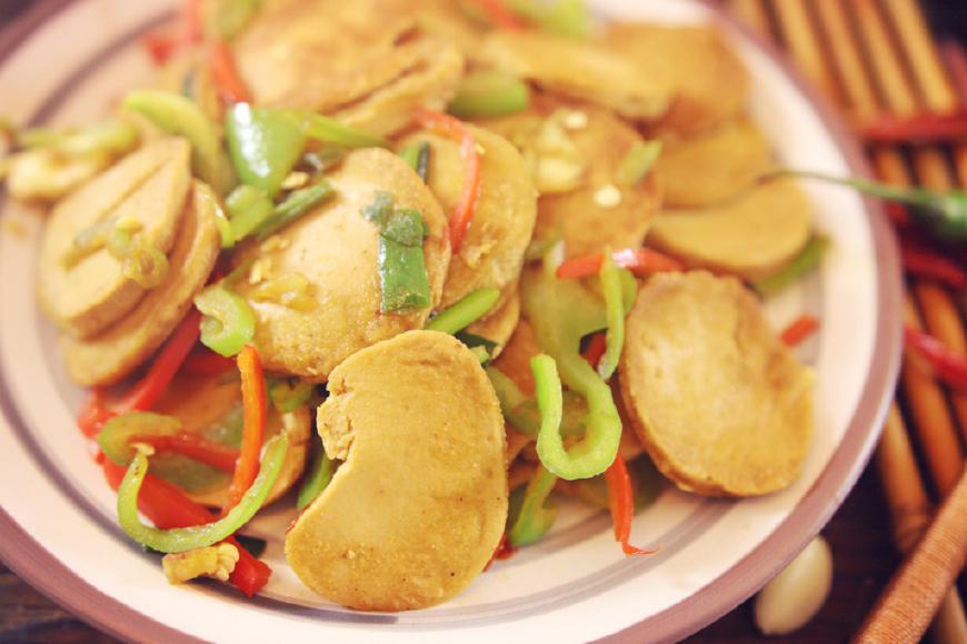 一道简单的辣椒炒素鸡就做好了,这道菜虽然很简单很家常但是看上去却