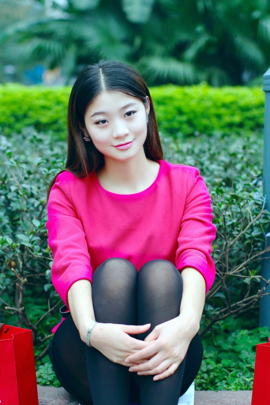 一个行走在都市里公园的唯美清秀女孩|人像|红衣|姑娘_新浪新闻