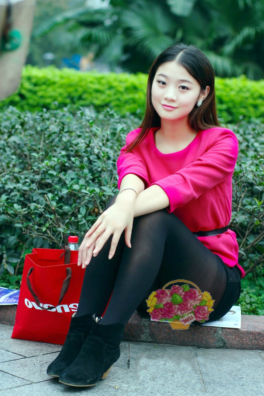 一个行走在都市里公园的唯美清秀女孩