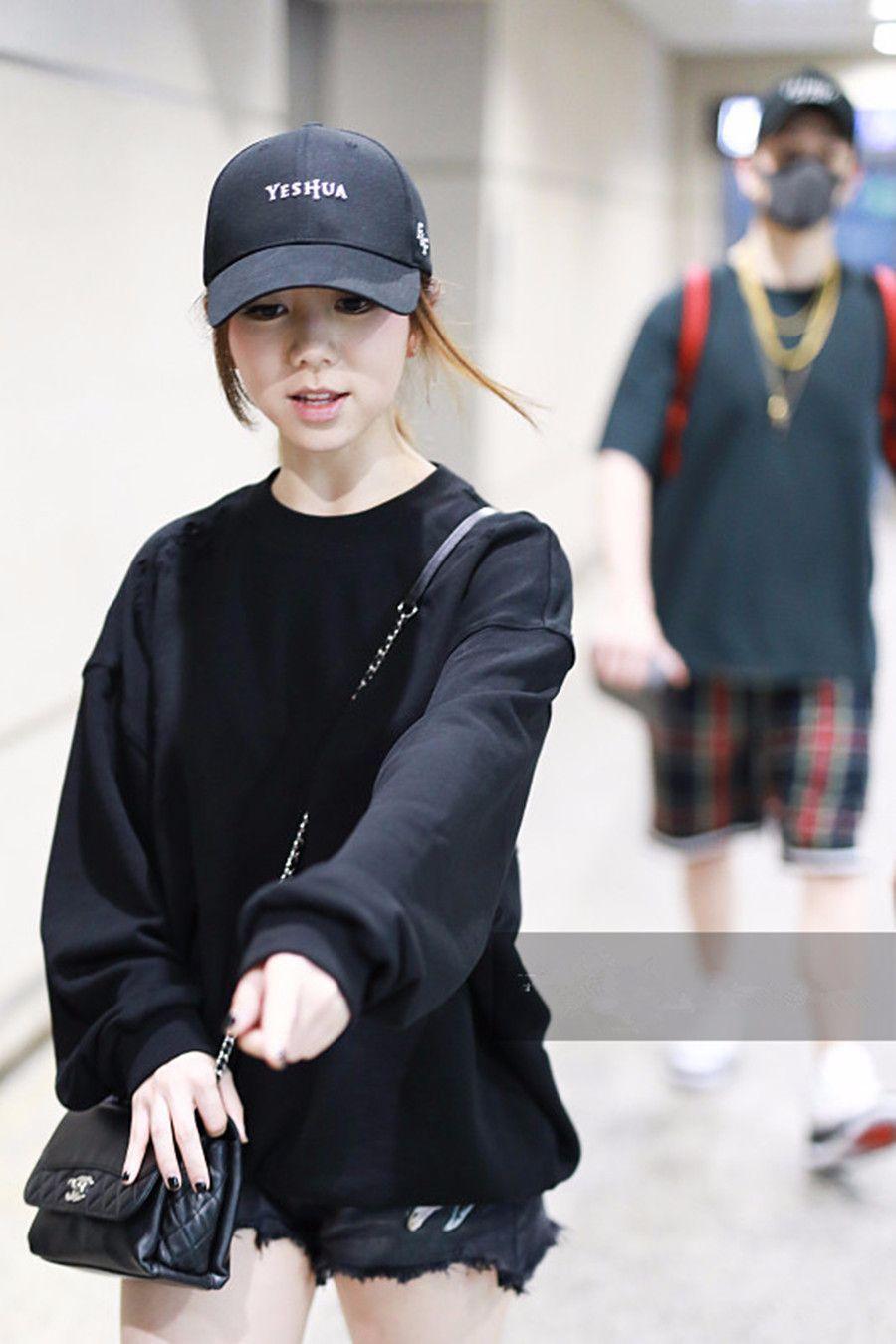 邓紫棋穿黑色卫衣配牛仔热裤秀美腿与造型师男友戴情侣帽秀恩爱