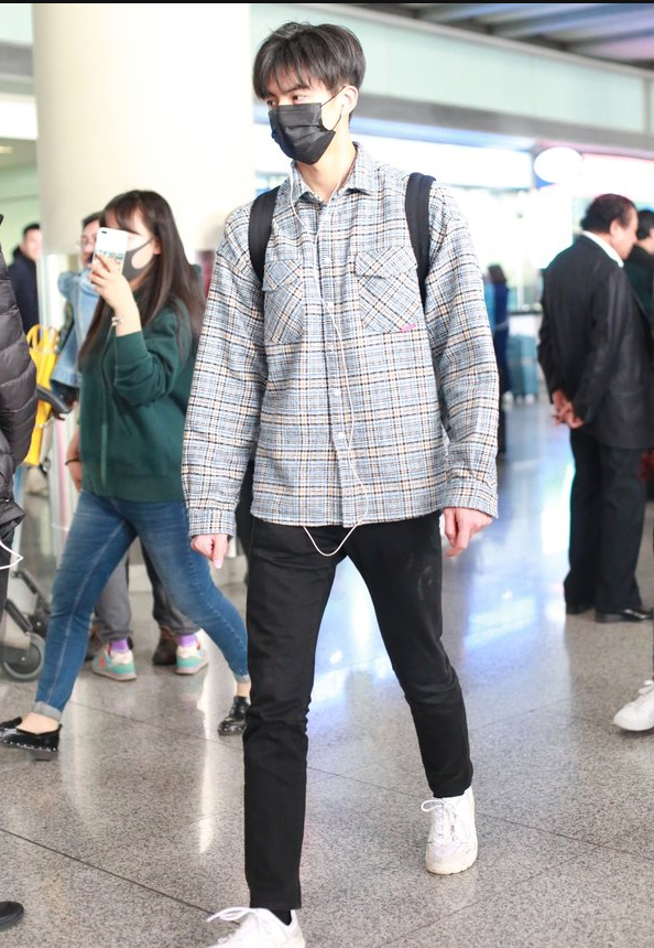 宋威龙穿灰色格纹衬衫搭配黑色运动裤休现身机场 帅气有型