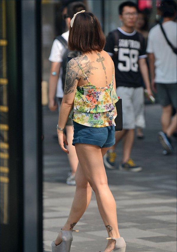 街拍:美女纹身,有性感也有雷人