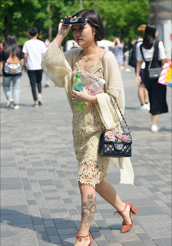 街拍:美女纹身,有性感也有雷人