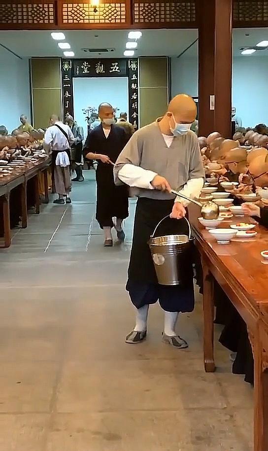 和尚吃饭比军队还整齐,每餐有8个职位管理,喝粥已是过去式!