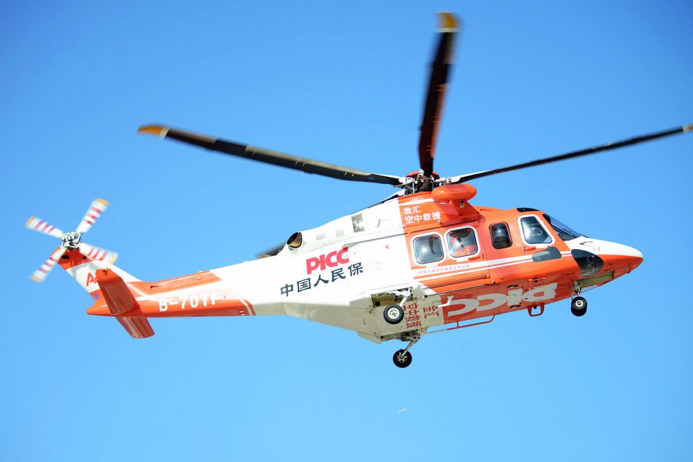 直升飞机参加道路事故应急演练 青岛这次演练跟真的一样_新浪看点