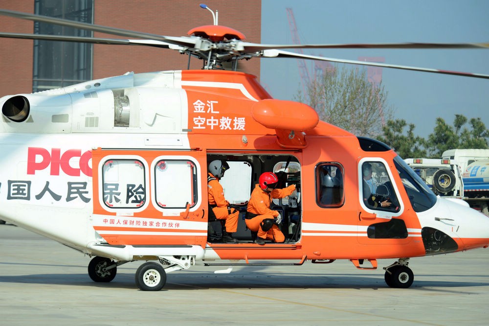 直升飞机参加道路事故应急演练 青岛这次演练跟真的一样_新浪看点