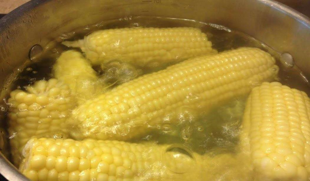 煮玉米时很多人用错了水玉米老硬不好吃换水煮就能避免