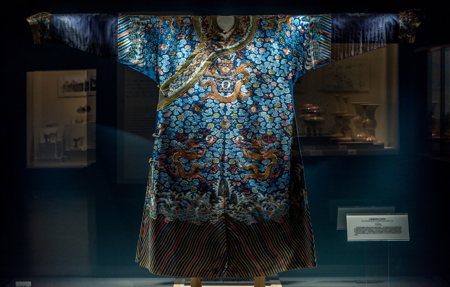 古代皇帝的龙袍属于吉服,比朝服,衮服等礼服略次一等,是皇帝在重大
