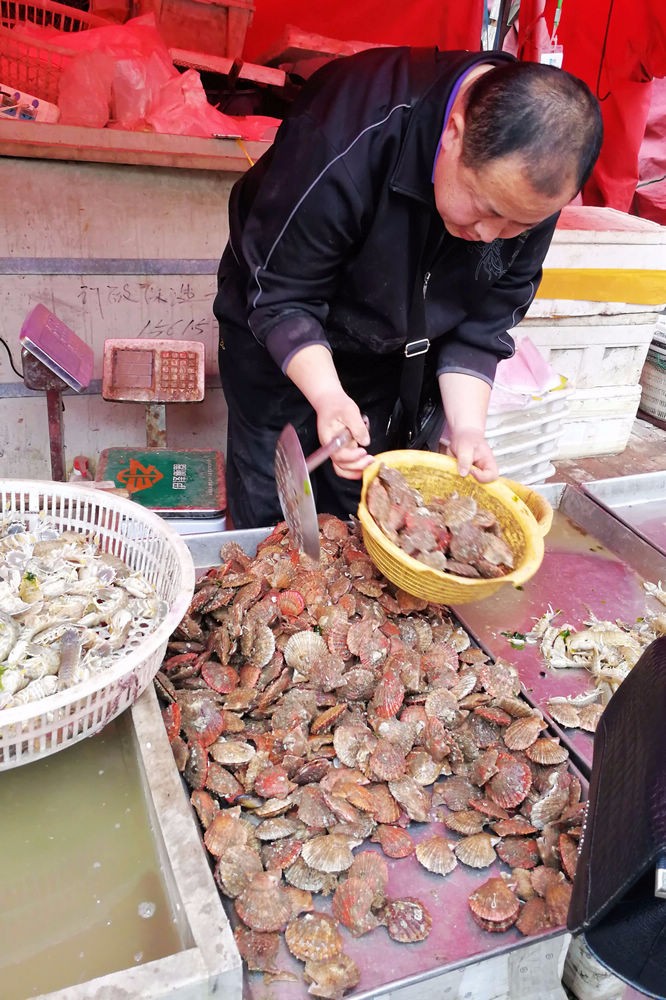 螃蟹,皮皮虾,小杂鱼等鲜活海鲜每天有 海鲜摊贩专做"活"生意