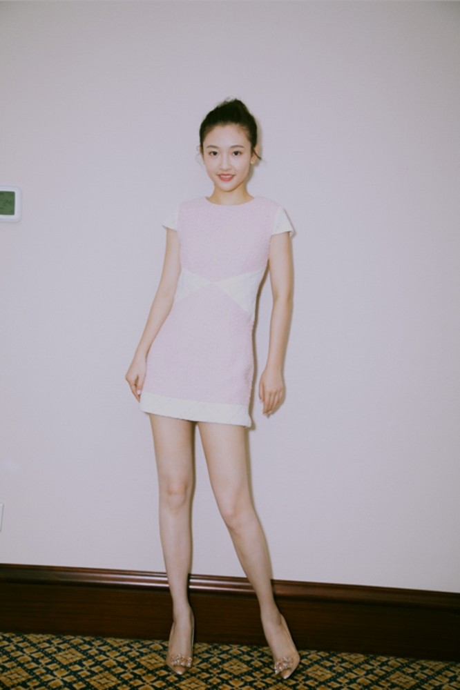 吴倩穿复古短裙出席活动 灵气十足且不落俗套