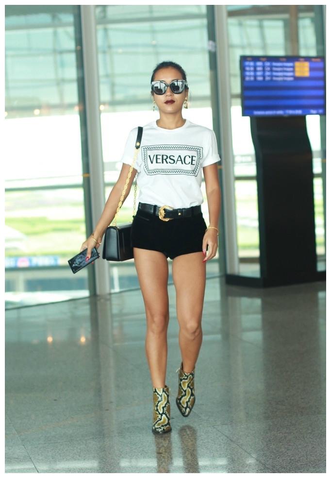 吉克隽逸真厉害!短裤穿出了三角裤的感觉,网友:下面勒得不疼?