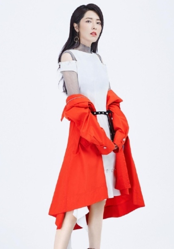 曾黎身着白T搭配牛仔裤,四个字汉字一出,穿搭